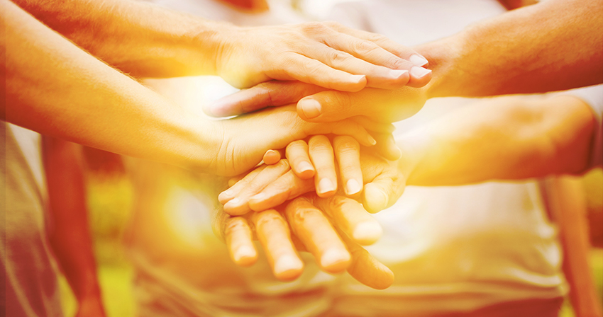plusieurs mains se rejoignent