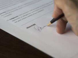 une main en train de signer un papier - Agrandir l'image, fenêtre modale