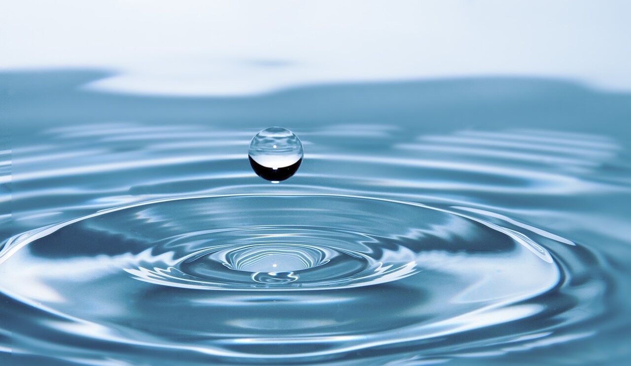 goutte d'eau qui rebondit