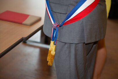 écharpe tricolore aux couleurs de la france sur un élu - Agrandir l'image, fenêtre modale